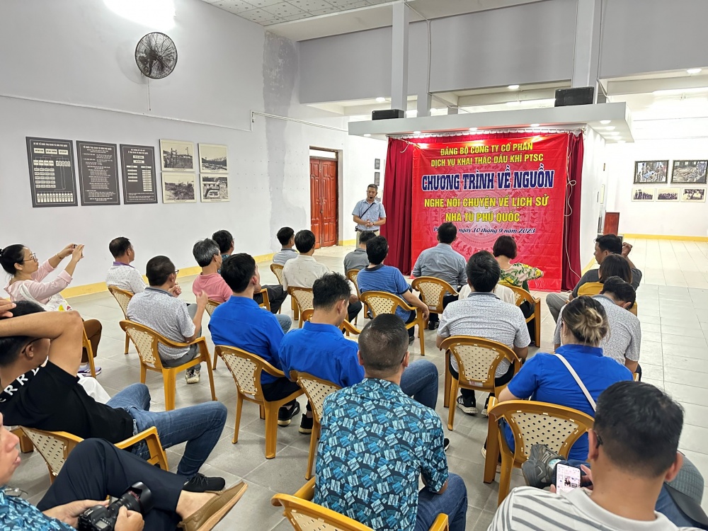 Nghe giới thiệu và kể chuyện về nhà tù Phú Quốc