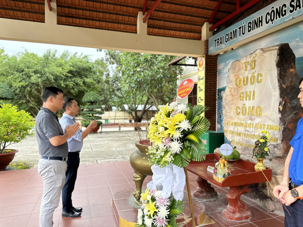 Dâng hương tưởng niệm các anh hùng liệt sĩ