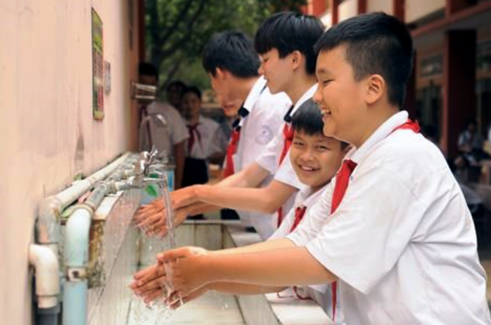 Nâng cao hiểu biết, học cách sử dụng nước tiết kiệm cho học sinh
