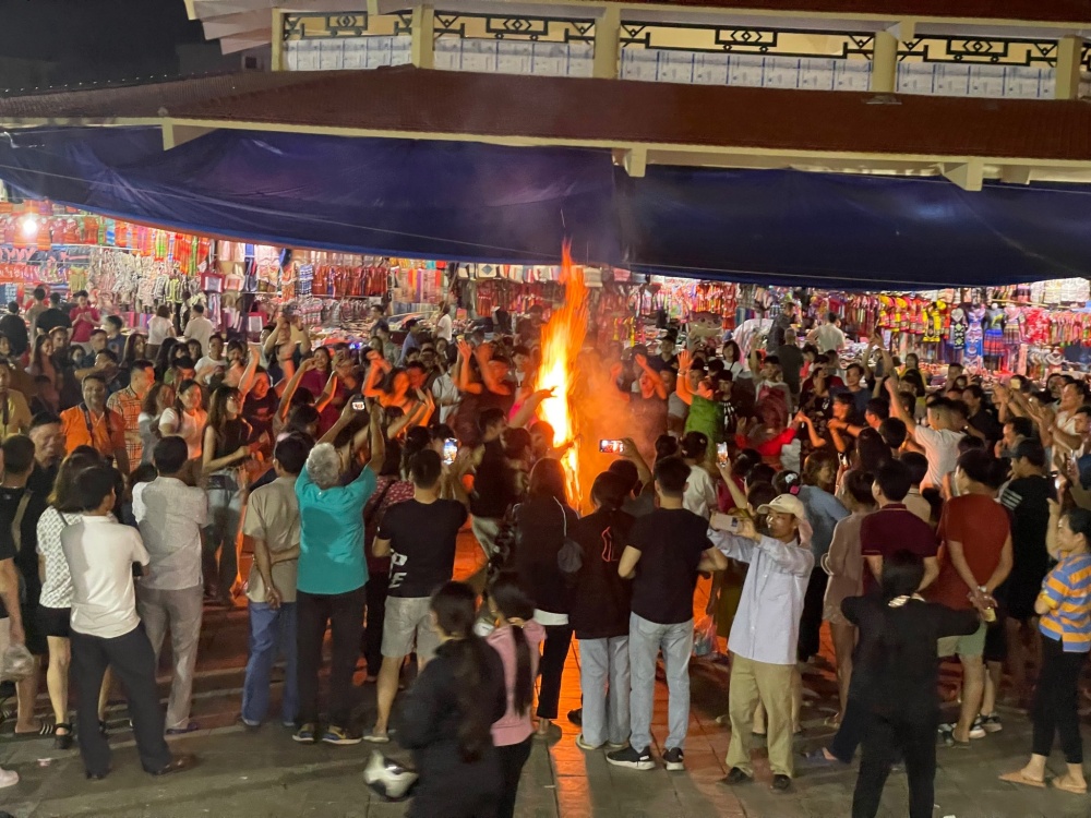 Chợ đêm Bắc Hà nơi du khách giao lưu và thưởng thức văn hóa cộng đồng