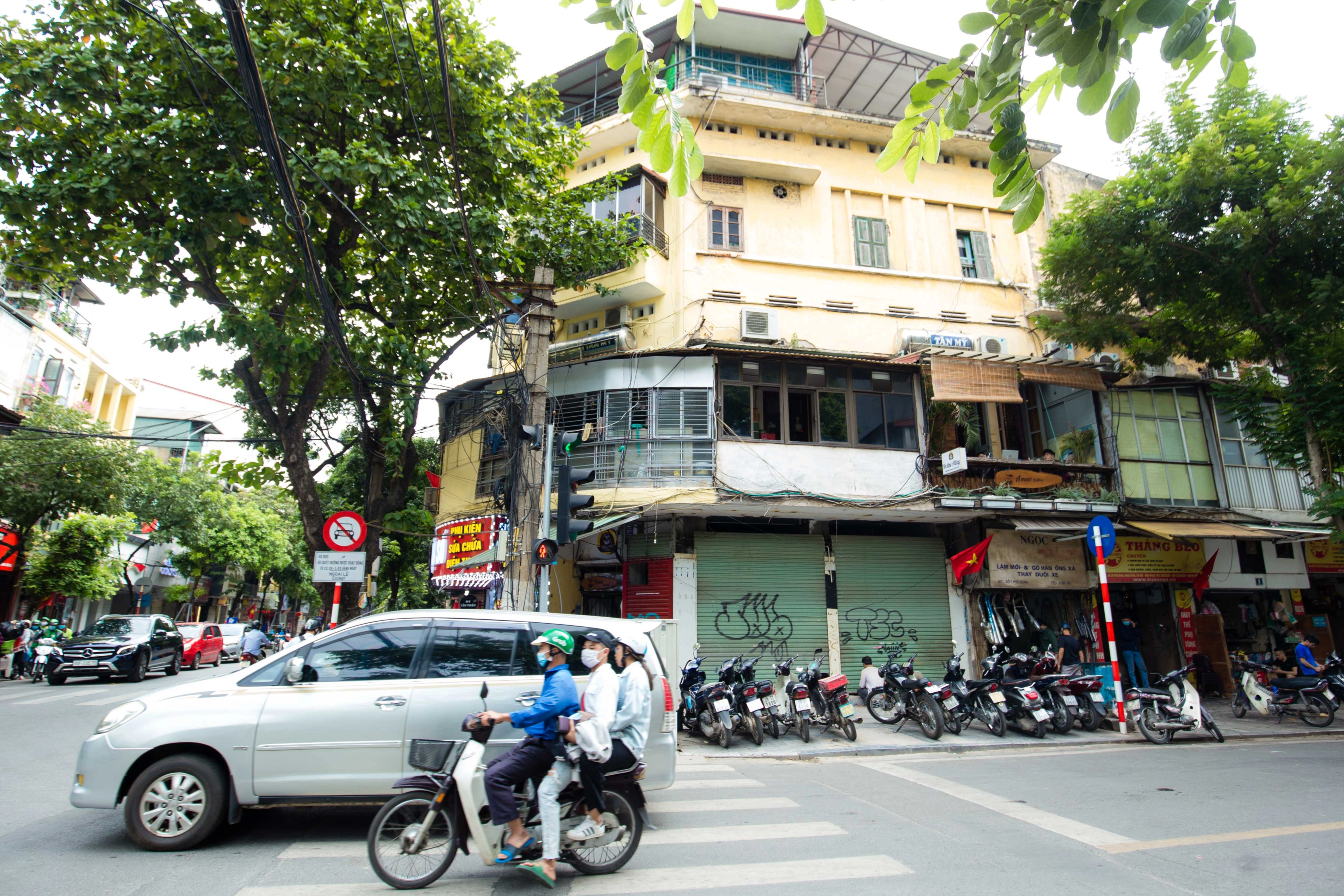 Một đêm trong nhà đất vàng 16m2 ở Hà Nội: 70 người chung một nhà vệ sinh - 5
