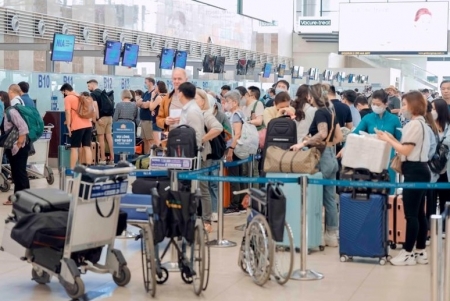 Khách quốc tế qua các cảng hàng không tăng gần 270%