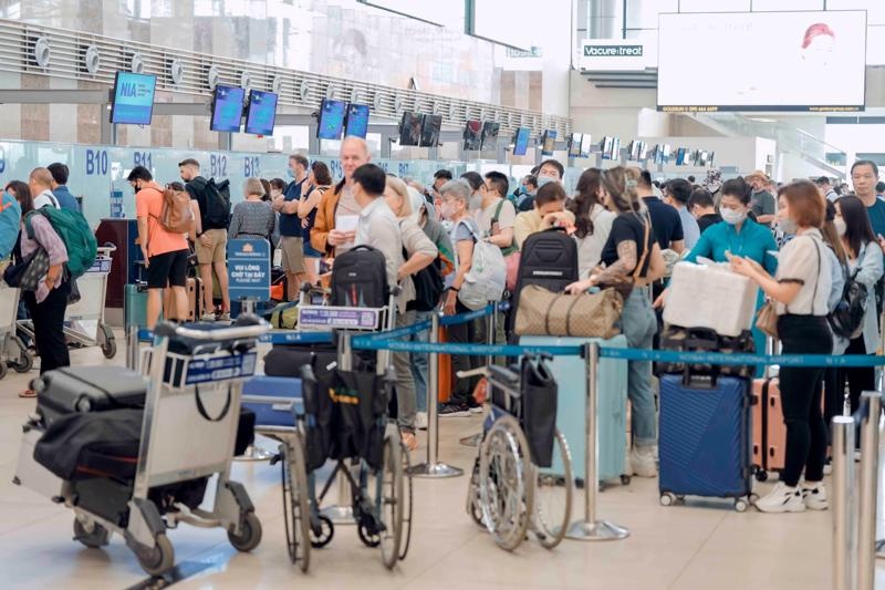 Khách quốc tế qua các cảng hàng không tăng gần 270%