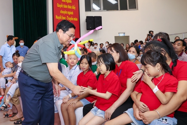 Thủ tướng thăm, tặng quà các bệnh nhi tại Viện Huyết học - Truyền máu TW nhân dịp Tết Trung Thu