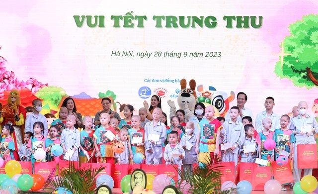 Thủ tướng thăm, tặng quà các bệnh nhi tại Viện Huyết học - Truyền máu TW nhân dịp Tết Trung Thu