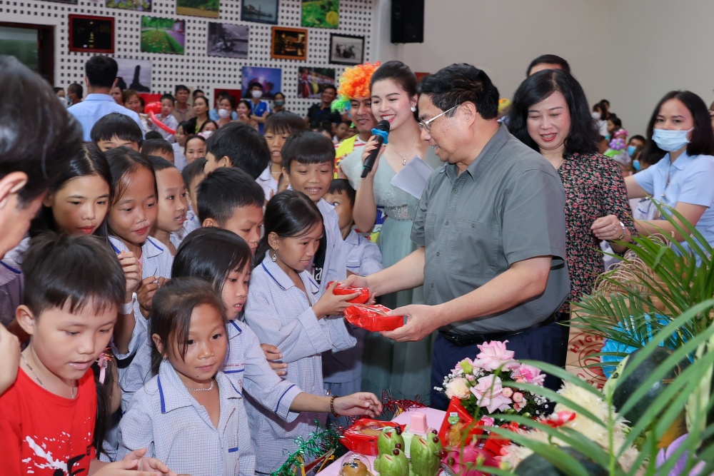 Thủ tướng thăm, tặng quà các bệnh nhi tại Viện Huyết học - Truyền máu TW nhân dịp Tết Trung Thu