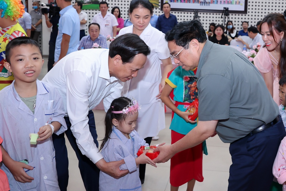 Thủ tướng thăm, tặng quà các bệnh nhi tại Viện Huyết học - Truyền máu TW nhân dịp Tết Trung Thu
