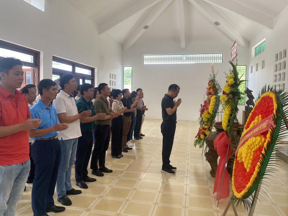 Đoàn thắp hương, dâng hoa tưởng nhớ Chủ tịch HCM và các anh hùng liệt sỹ