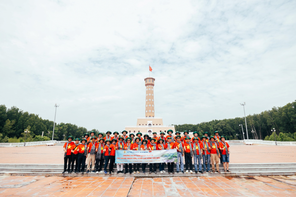 Chụp hình tại cột mốc km 2436, điểm cuối của đường Hồ Chí Minh