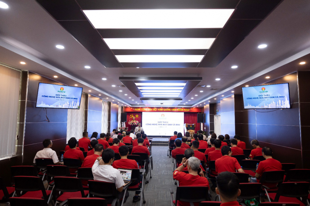 Nghe giới thiệu về công nghệ Nhà máy đạm Cà Mau