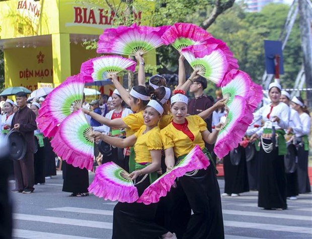 Sôi động Carnaval Thu Hà Nội trên phố đi bộ hồ Hoàn Kiếm Sôi động Carnaval Thu Hà Nội trên phố đi bộ hồ Hoàn Kiếm