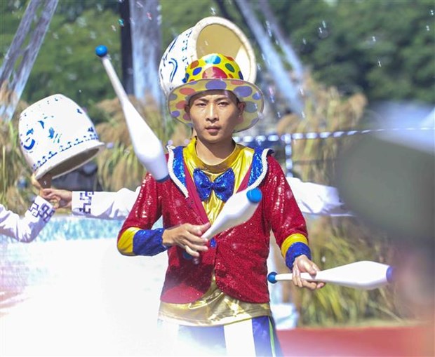 Sôi động Carnaval Thu Hà Nội trên phố đi bộ hồ Hoàn Kiếm Sôi động Carnaval Thu Hà Nội trên phố đi bộ hồ Hoàn Kiếm