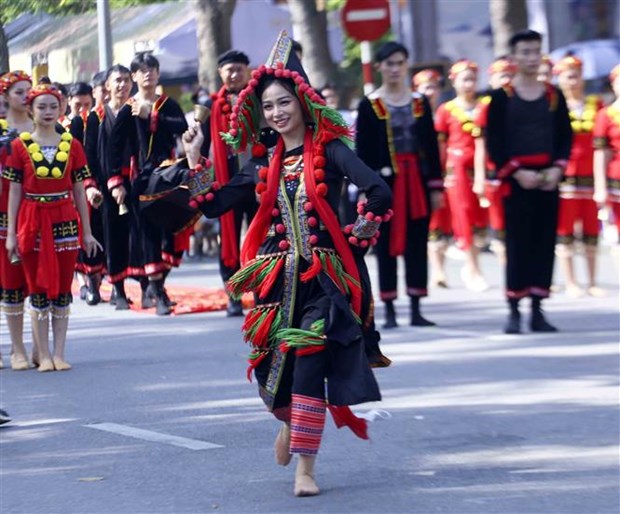 Sôi động Carnaval Thu Hà Nội trên phố đi bộ hồ Hoàn Kiếm Sôi động Carnaval Thu Hà Nội trên phố đi bộ hồ Hoàn Kiếm