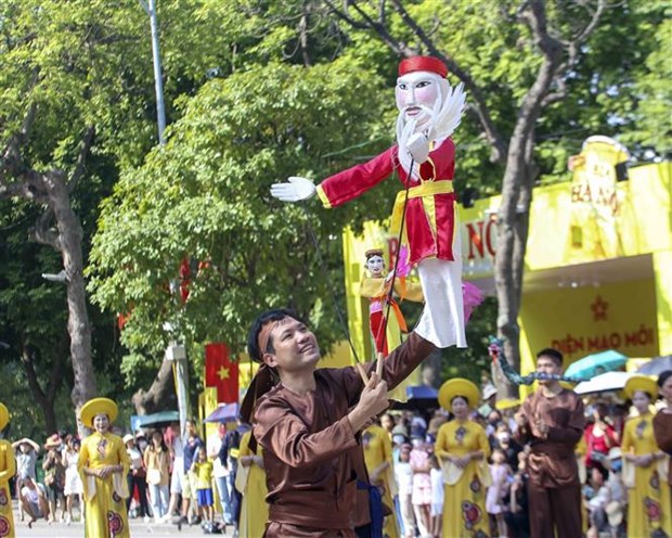 Sôi động Carnaval Thu Hà Nội trên phố đi bộ hồ Hoàn Kiếm Sôi động Carnaval Thu Hà Nội trên phố đi bộ hồ Hoàn Kiếm