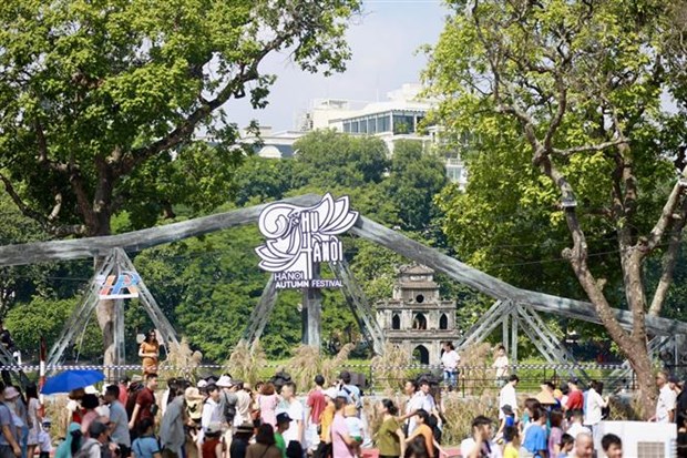 Sôi động Carnaval Thu Hà Nội trên phố đi bộ hồ Hoàn Kiếm Sôi động Carnaval Thu Hà Nội trên phố đi bộ hồ Hoàn Kiếm