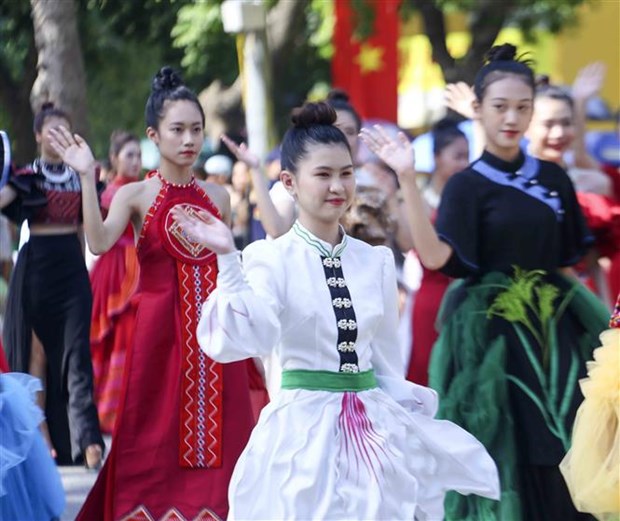 Sôi động Carnaval Thu Hà Nội trên phố đi bộ hồ Hoàn Kiếm Sôi động Carnaval Thu Hà Nội trên phố đi bộ hồ Hoàn Kiếm