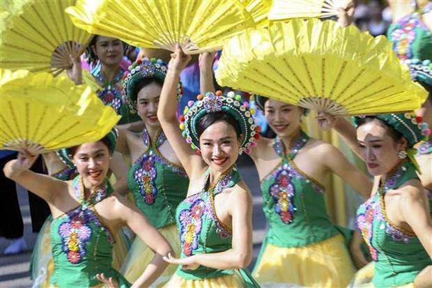 Sôi động Carnaval Thu Hà Nội trên phố đi bộ hồ Hoàn Kiếm Sôi động Carnaval Thu Hà Nội trên phố đi bộ hồ Hoàn Kiếm