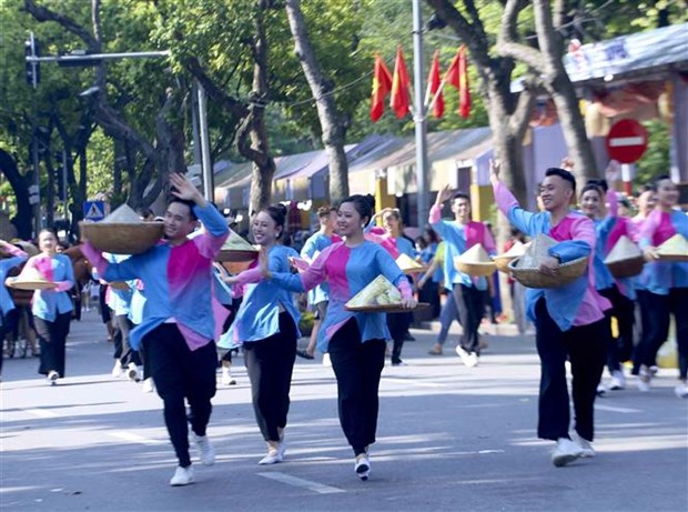 Sôi động Carnaval Thu Hà Nội trên phố đi bộ hồ Hoàn Kiếm Sôi động Carnaval Thu Hà Nội trên phố đi bộ hồ Hoàn Kiếm