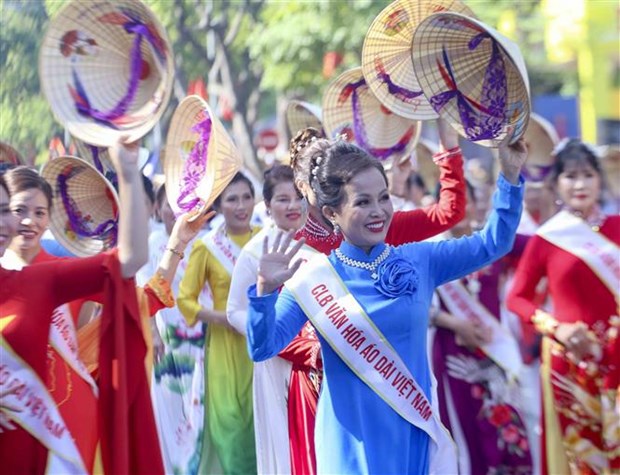 Sôi động Carnaval Thu Hà Nội trên phố đi bộ hồ Hoàn Kiếm Sôi động Carnaval Thu Hà Nội trên phố đi bộ hồ Hoàn Kiếm