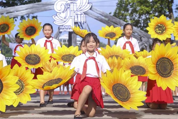 Sôi động Carnaval Thu Hà Nội trên phố đi bộ hồ Hoàn Kiếm Sôi động Carnaval Thu Hà Nội trên phố đi bộ hồ Hoàn Kiếm