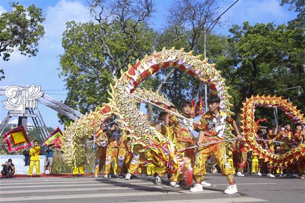Sôi động Carnaval Thu Hà Nội trên phố đi bộ hồ Hoàn Kiếm Sôi động Carnaval Thu Hà Nội trên phố đi bộ hồ Hoàn Kiếm