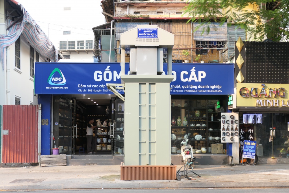 Hà Nội: Bốt điện, bồn hoa trên phố Nguyễn Thái Học “khoác áo mới”
