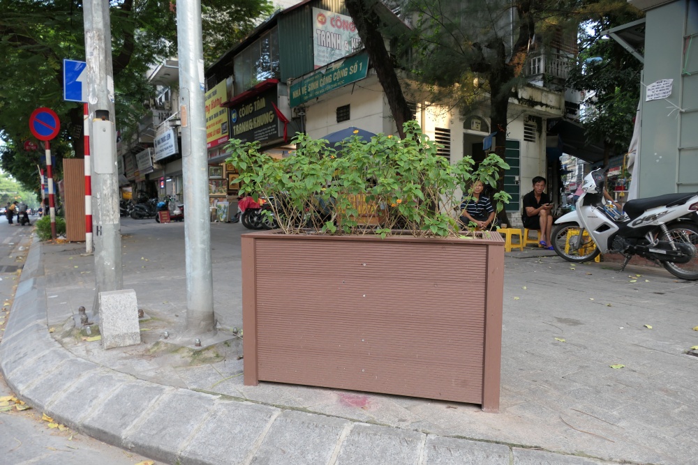 Hà Nội: Bốt điện, bồn hoa trên phố Nguyễn Thái Học “khoác áo mới”