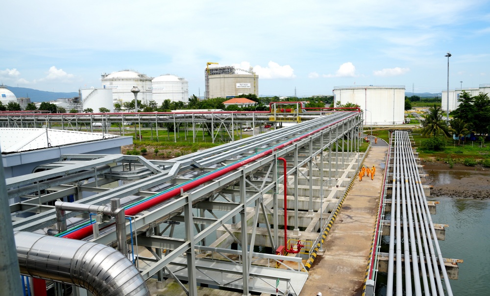 ệ thống đường ống dẫn LNG từ cầu cảng về Kho chứa LNG