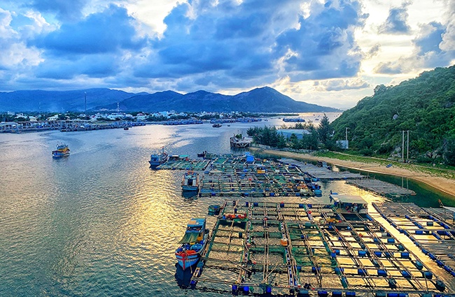 Ngắm hoàng hôn bên cầu Đề Gi
