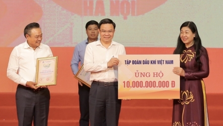 Petrovietnam trao ủng hộ 10 tỷ đồng cho Quỹ "Vì người nghèo" thành phố Hà Nội