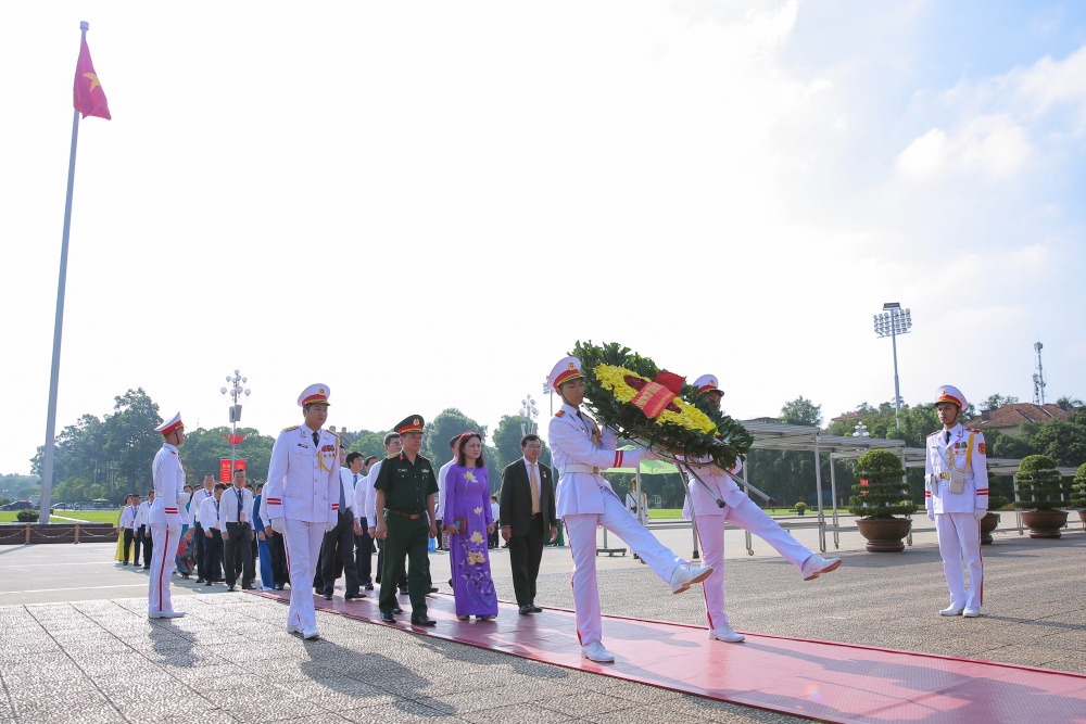Đoàn đại biểu Công đoàn Dầu khí Việt Nam vào Lăng viếng Chủ tịch Hồ Chí Minh