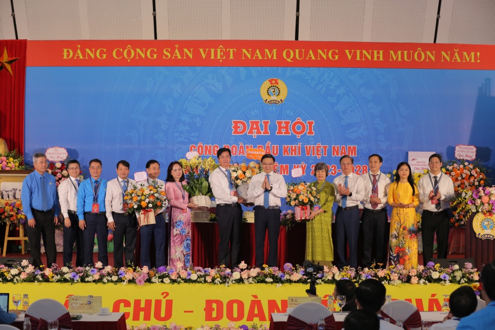 Đồng chí Lê Mạnh Hùng - Tổng giám đốc Petrovietnam chúc mừng Ban Chấp hành CĐ DKVN khóa VII, nhiệm kỳ 2023-2028.