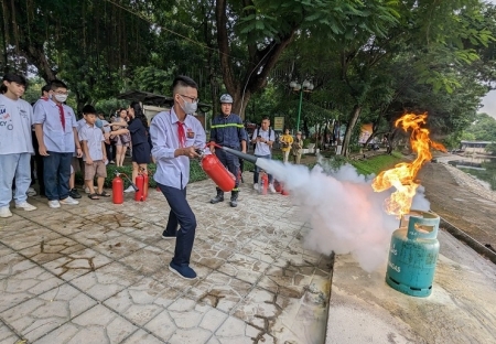 Người dân Thủ đô được trải nghiệm, thực hành PCCC với các thiết bị hiện đại