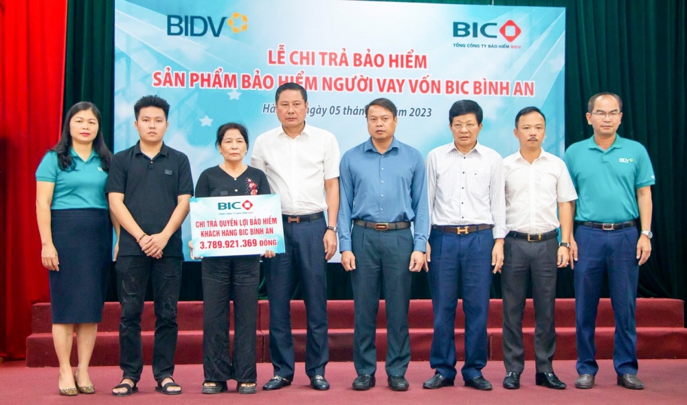 BIC trao gần 3,8 tỷ đồng bảo hiểm cho khách hàng vay vốn tại BIDV Hà Tĩnh
