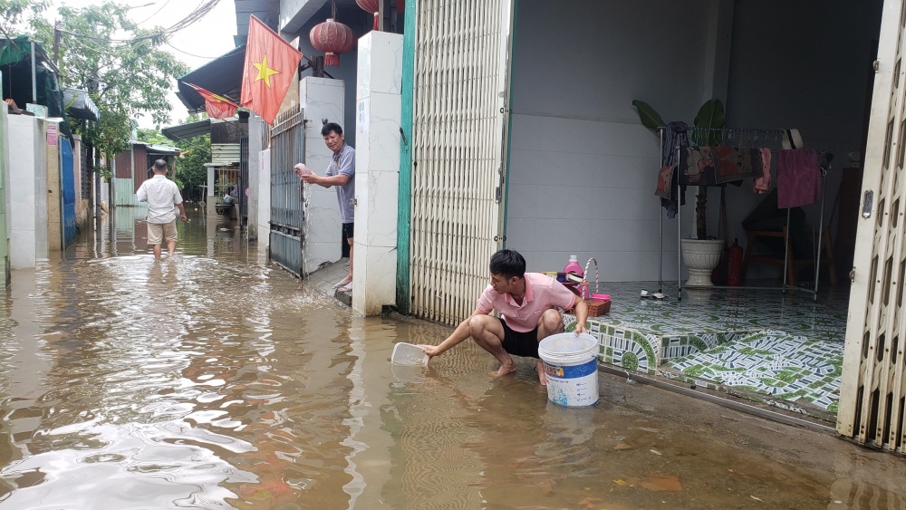 Trời ngừng mưa, người dân Đà Nẵng trở về dọn dẹp nhà cửa sau ngập lụt