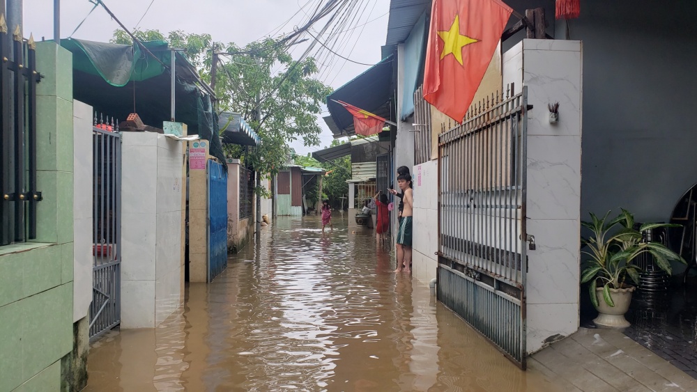 Trời ngừng mưa, người dân Đà Nẵng trở về dọn dẹp nhà cửa sau ngập lụt