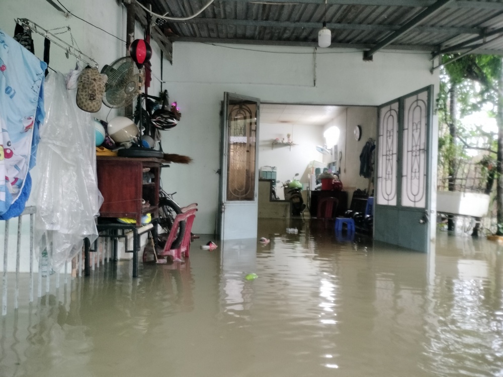 Quảng Nam: Mưa lớn hoành hành, nhiều nơi bị chia cắt do ngập lụt