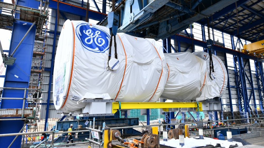 Đưa máy phát điện và turbine khí Nhà máy điện Nhơn Trạch 3 vào bệ móng