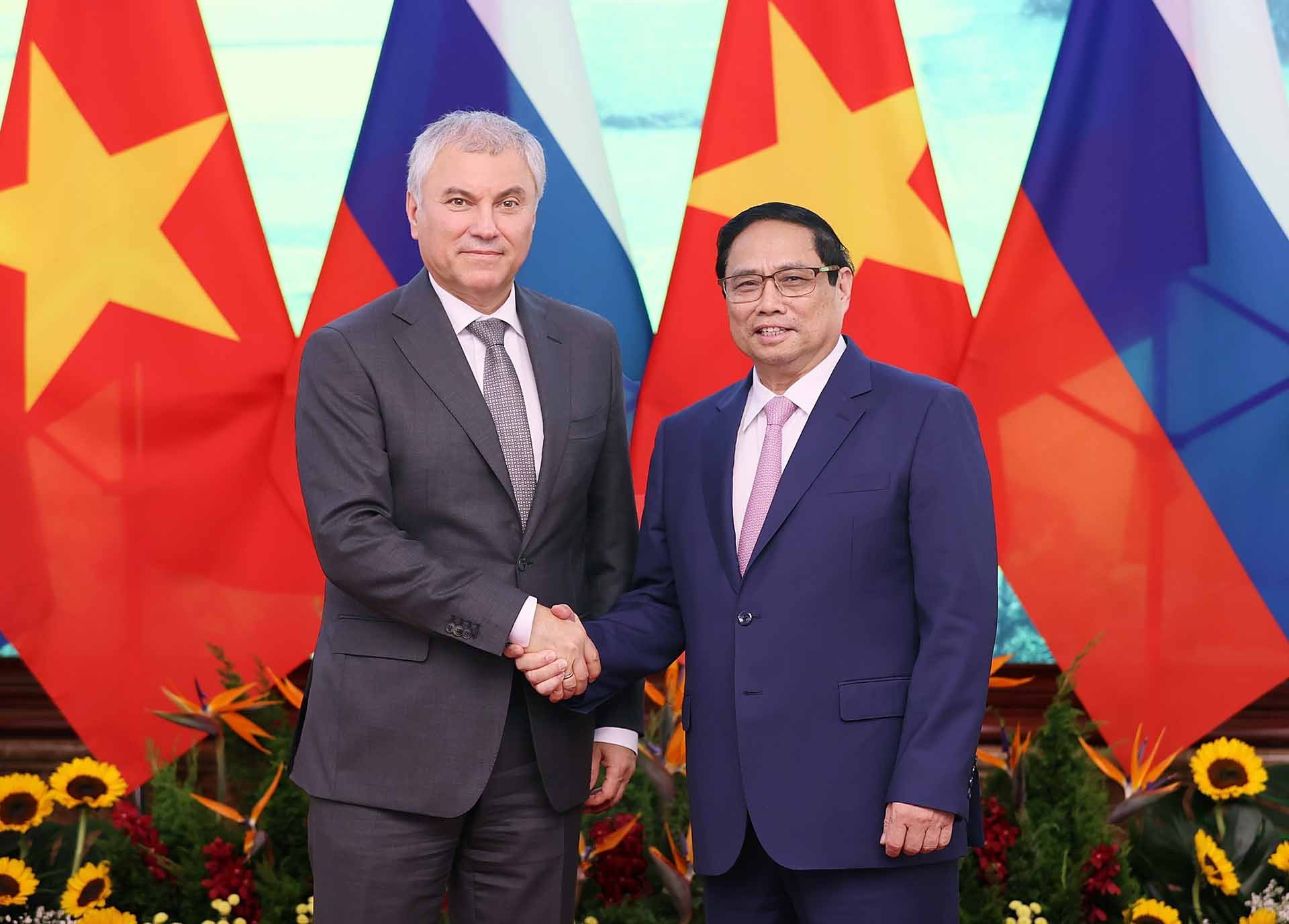 Thủ tướng Phạm Minh Chính và Chủ tịch Duma Quốc gia Quốc hội Liên bang Nga Vyacheslav Victorovich Volodin. (Nguồn: TTXVN)