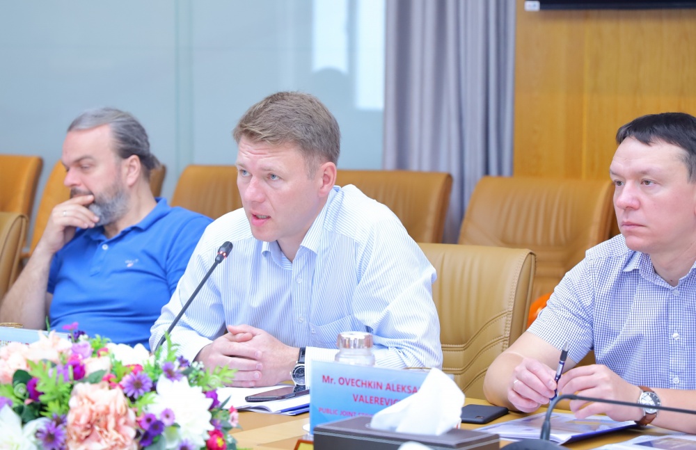 Cán bộ, chuyên gia Gazprom cũng tìm hiểu về công tác tiết giảm tiêu thụ năng lượng và giải pháp phát triển xanh đang được triển khai tại GPP Dinh Cố