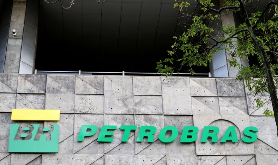 Petrobras giảm giá xăng, tăng giá dầu diesel