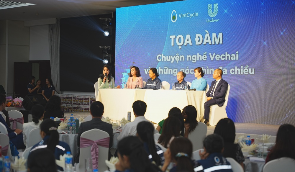 Tôn vinh các lao động nữ nghề ve chai trong hành trình “Hồi sinh rác thải nhựa”