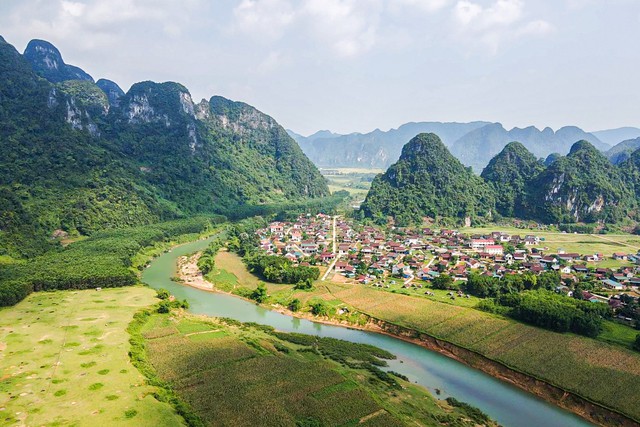 Tân Hóa (Quảng Bình)   Một trong những làng du lịch tốt nhất thế giới