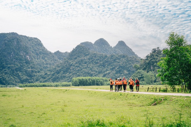 Tân Hóa (Quảng Bình)   Một trong những làng du lịch tốt nhất thế giới