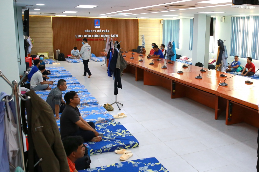 13-NDC-AB-0001-02: Phòng họp to nhất Nhà máy là nơi được trưng dụng làm nơi ở cho khoảng 30 người lao động. 13-NDC-AB-0001-02: Phòng họp to nhất Nhà máy là nơi được trưng dụng làm nơi ở cho khoảng 30 người lao động.