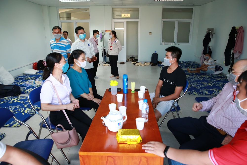 13-NDC-AB-0001-09: Công đoàn BSR thăm hỏi, động viên người lao động (thời điểm trước khi Nhà máy không cho người ra/vào); tặng hoa quả, mỳ tôm và trang thiết bị dụng cụ thể thao cho người lao động… 13-NDC-AB-0001-09: Công đoàn BSR thăm hỏi, động viên người lao động (thời điểm trước khi Nhà máy không cho người ra/vào); tặng hoa quả, mỳ tôm và trang thiết bị dụng cụ thể thao cho người lao động…