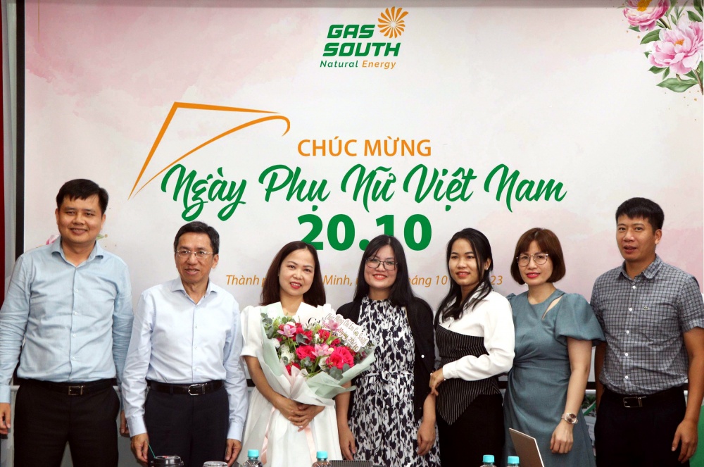 Đại diện HĐQT, Ban Tổng Giám đốc và đại diện lãnh đạo Gas South chúc mừng tập thể nữ với những lời chúc thân thương và trân trọng