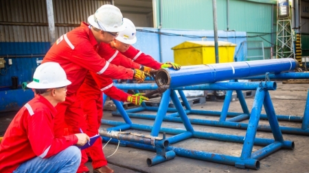 Tác phẩm dự thi "Petrovietnam trong tôi": Bộ ảnh "Tinh thần lao động người dầu khí", tác giả Nguyễn Hữu Hoạt (PV Drilling)