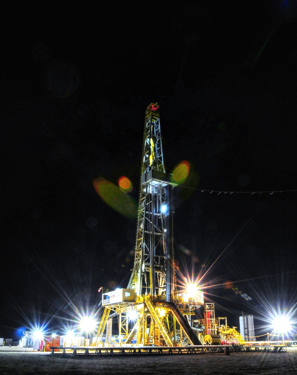 18-DQL-AB-0001-07: Giàn khoan PV Drilling 11 thắp sáng cả vùng sa mạc. 18-DQL-AB-0001-07: Giàn khoan PV Drilling 11 thắp sáng cả vùng sa mạc.