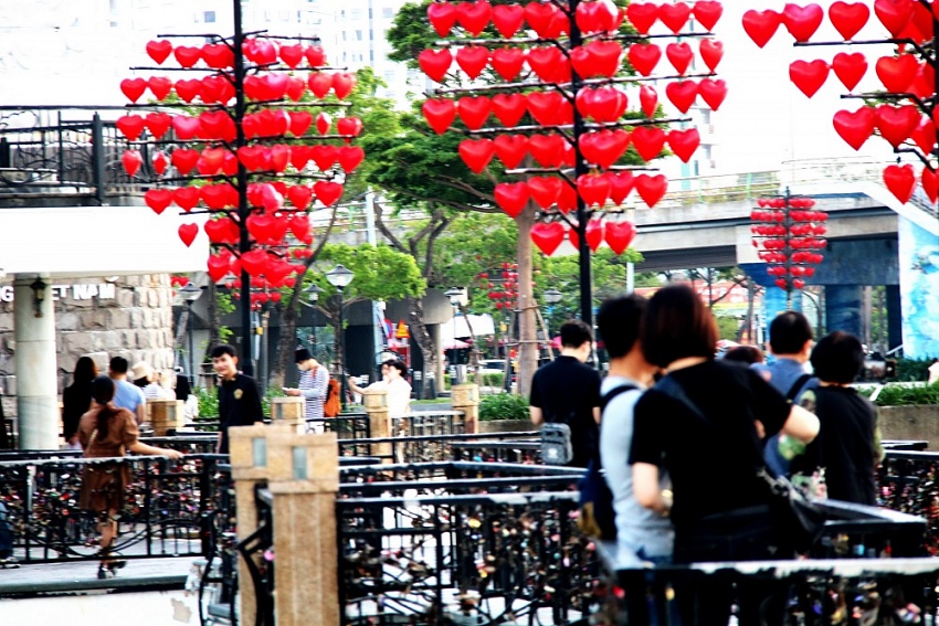 Những trái tim màu đỏ trong mưa